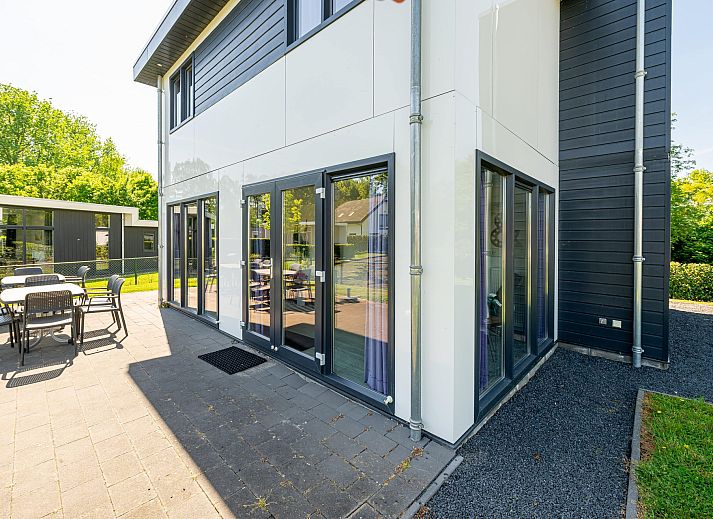Detached house in Susteren, cottage overlooking pond in Central Limburg, Limburg.