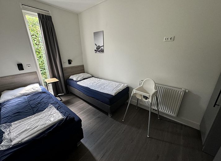 Gerumige Terrasse des Chalets in Susteren, Ferienhaus in Limburg, umgeben von grnen Bumen und einer ruhigen Atmosphre.