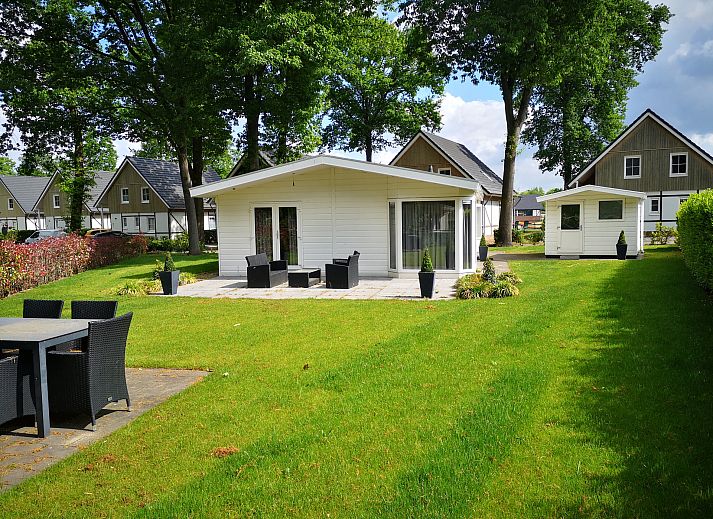 Chalet in Susteren mit groer Terrasse in Mittellimburg, Limburg, perfekt fr entspanntes Leben im Freien.