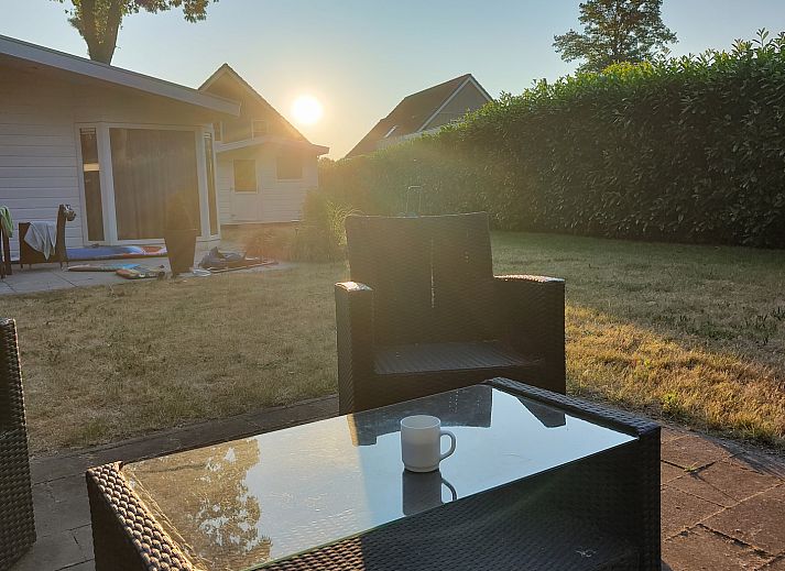 Der beleuchtete Eingang des Chalets in Susteren, Zentral-Limburg, Limburg, strahlt Gastfreundschaft aus.