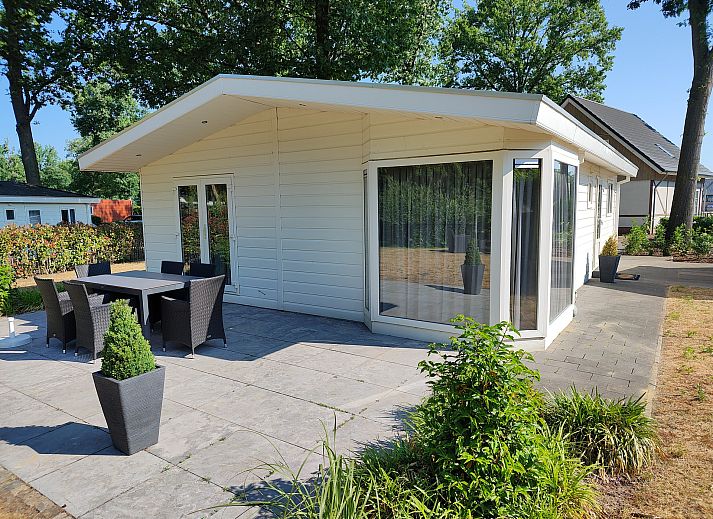 Der beleuchtete Eingang des Chalets in Susteren, Zentral-Limburg, Limburg, strahlt Gastfreundschaft aus.