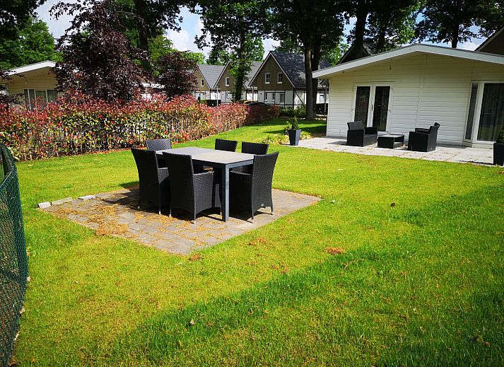 Der beleuchtete Eingang des Chalets in Susteren, Zentral-Limburg, Limburg, strahlt Gastfreundschaft aus.