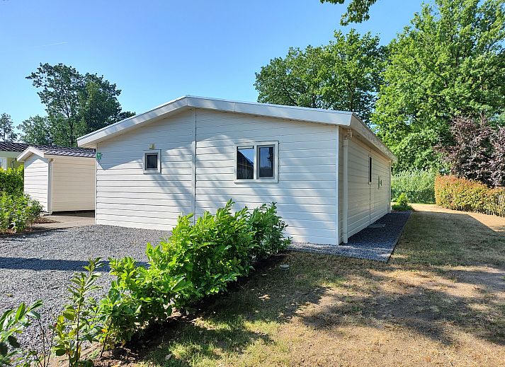 Attraktives Schlafzimmer im Chalet in Susteren, Mittellimburg, Limburg, mit luxuriser Tapete und bequemen Betten.