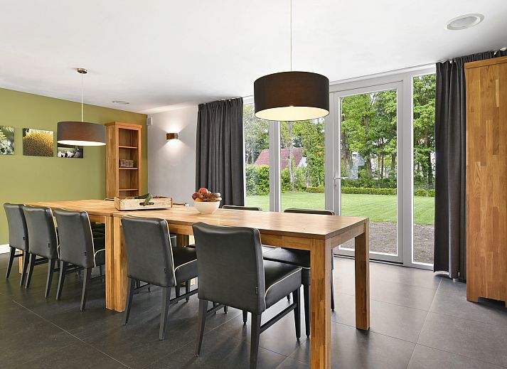 Modern living room in Landgoed Aerwinkel's 10-bed bungalow, Posterholt, Limburg.