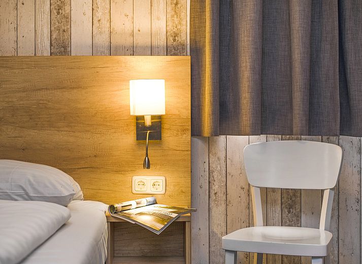 Cozy sitting area with fireplace in Landgoed Aerwinkel bungalow, Posterholt, Limburg.