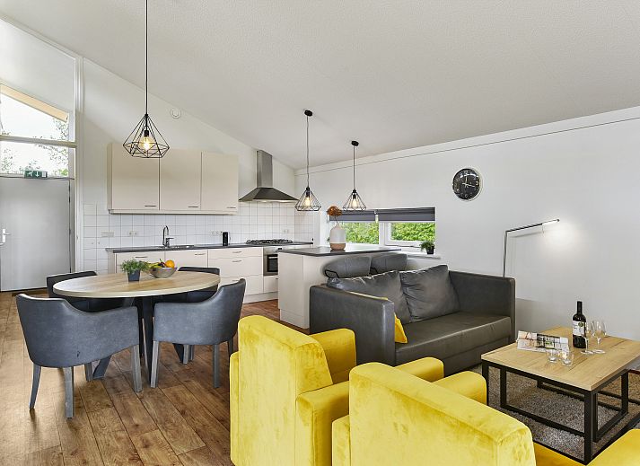 Landgoed Aerwinkel 4-persoons bungalow 4BL in Posterholt, Limburg, met moderne architectuur omringd door groene natuur.