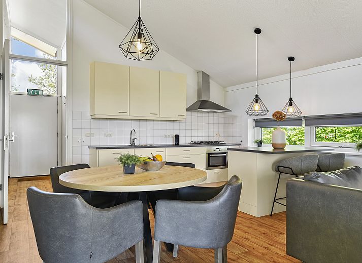 Landgoed Aerwinkel 4-persoons bungalow 4BL in Posterholt, Limburg, met moderne architectuur omringd door groene natuur.