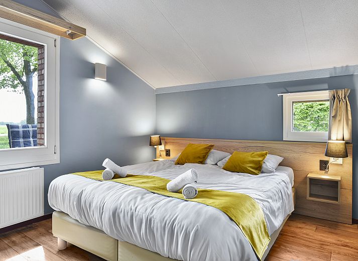 Stijlvolle woonkamer van Landgoed Aerwinkel 4-persoons bungalow 4BL in Posterholt, Limburg, met open keuken en comfortabele zitruimte.