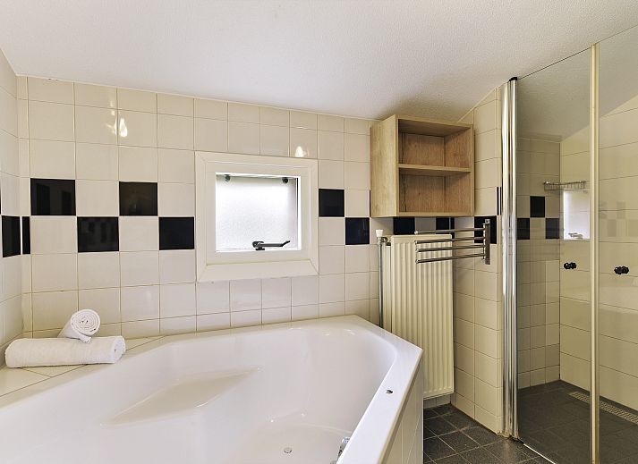 Stijlvolle woonkamer van Landgoed Aerwinkel 4-persoons bungalow 4BL in Posterholt, Limburg, met open keuken en comfortabele zitruimte.