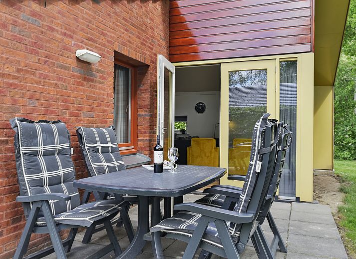 Gezellige zithoek in Landgoed Aerwinkel 4-persoons bungalow 4BL, Posterholt, Limburg, met uitzicht op de groene omgeving.