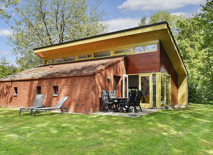 Gezellige zithoek in Landgoed Aerwinkel 4-persoons bungalow 4BL, Posterholt, Limburg, met uitzicht op de groene omgeving.