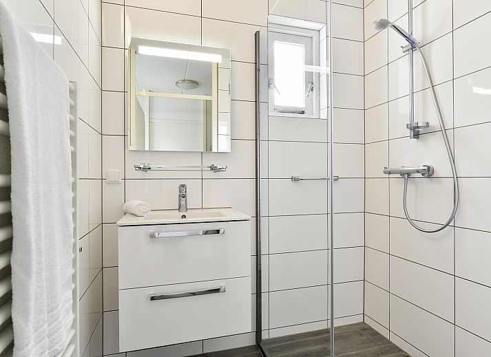 Gezellige woonkamer met open haard in Landgoed Aerwinkel bungalow, Posterholt, Limburg.