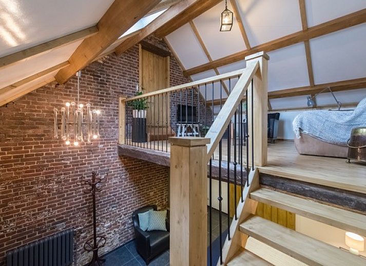 Ruime slaapkamer met houten accenten bij Op Geneijgen, bed and breakfast in Grathem, Midden Limburg.