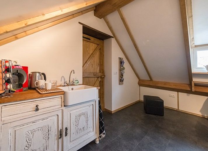 Ruime slaapkamer met houten accenten bij Op Geneijgen, bed and breakfast in Grathem, Midden Limburg.