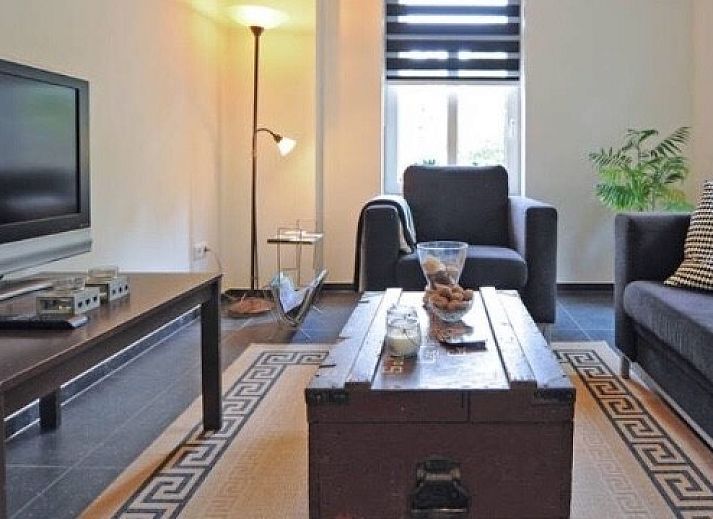 Gezellige bovenverdieping met bakstenen muur bij Op Geneijgen, bed and breakfast in Grathem, Limburg.