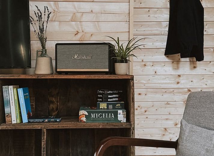 Ferienhaus in Meijel, Zentral-Limburg, mit charmanter A-Rahmen-Architektur, umgeben von ueppigen Waeldern.