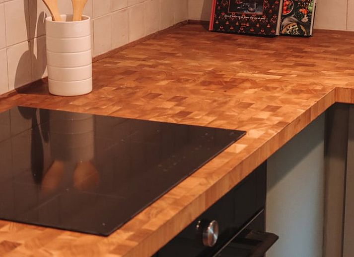 Gemuetliche Einrichtung des Ferienhauses in Meijel, Limburg, mit Retro-Radio und Buecherregal.