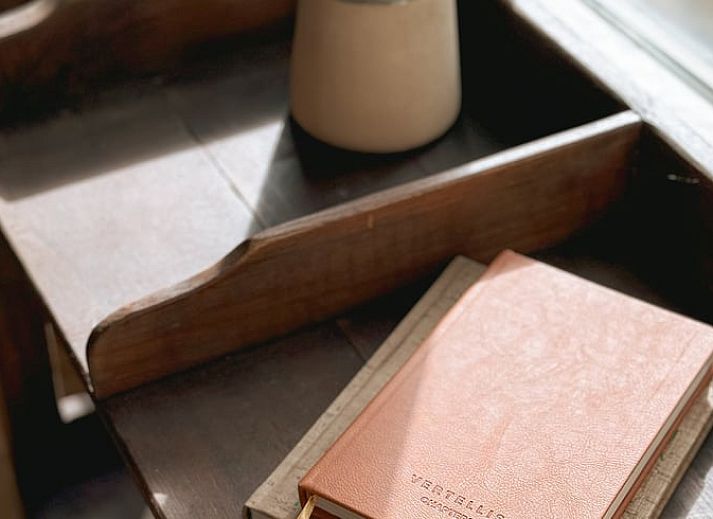 Gemuetliches Wohnzimmer des Ferienhauses in Meijel, Mittellimburg, mit bequemem Sofa und Holzeinrichtung.