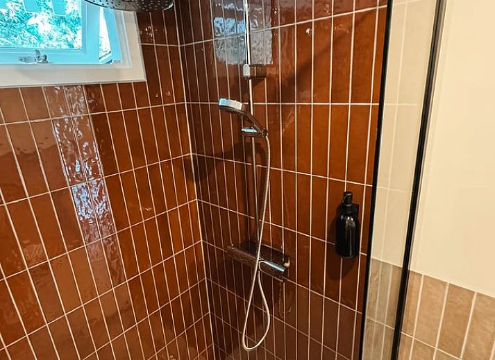 Gemuetliches Wohnzimmer des Ferienhauses in Meijel, Mittellimburg, mit bequemem Sofa und Holzeinrichtung.