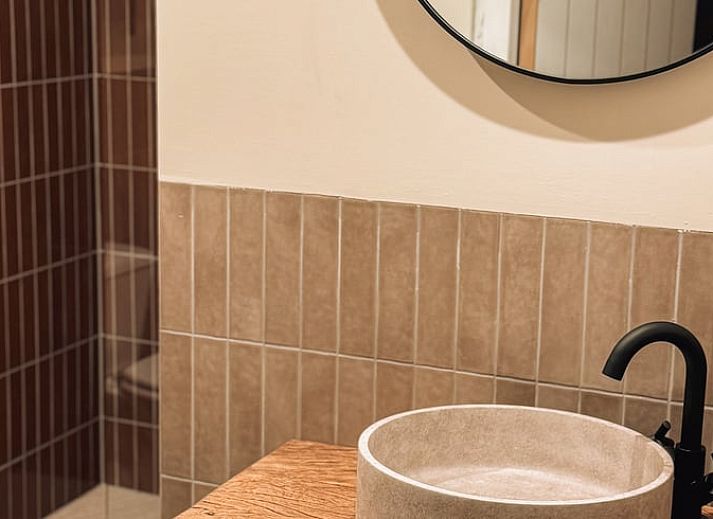 Gemuetliches Wohnzimmer des Ferienhauses in Meijel, Mittellimburg, mit bequemem Sofa und Holzeinrichtung.