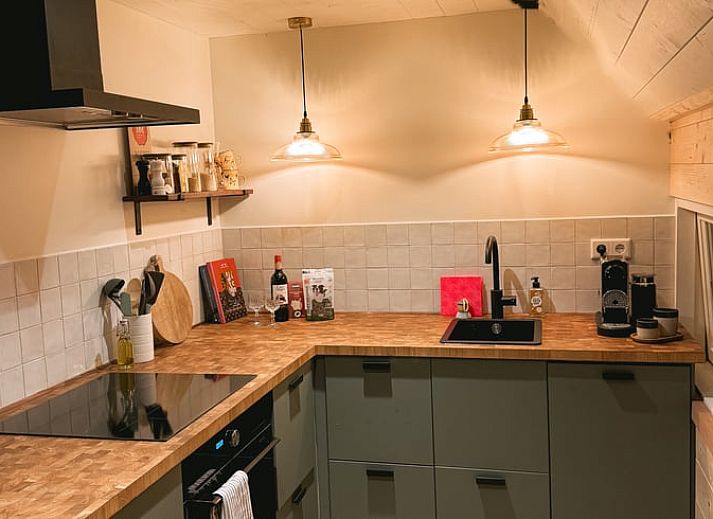 Gemuetliches Wohnzimmer des Ferienhauses in Meijel, Mittellimburg, mit bequemem Sofa und Holzeinrichtung.