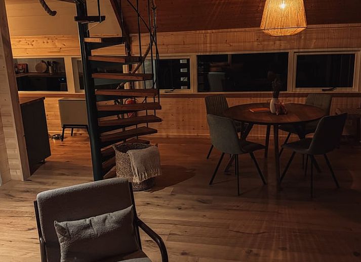 Gemuetliches Wohnzimmer des Ferienhauses in Meijel, Mittellimburg, mit bequemem Sofa und Holzeinrichtung.