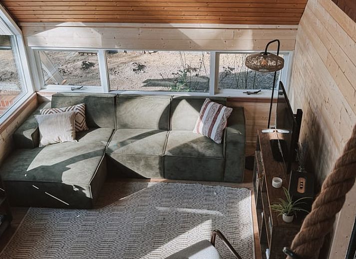 Ferienhaus in Meijel, Limburg, mit warmer Beleuchtung und modernem Fernseher im Wohnzimmer.