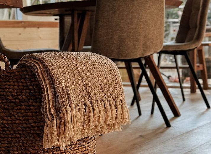 Ferienhaus in Meijel, Limburg, mit warmer Beleuchtung und modernem Fernseher im Wohnzimmer.