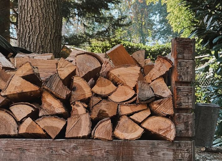 Ferienhaus in Meijel, Limburg, mit warmer Beleuchtung und modernem Fernseher im Wohnzimmer.