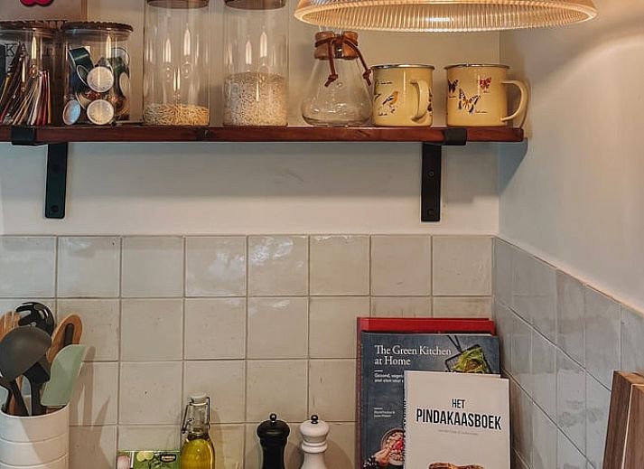 Ferienhaus in Meijel, Limburg, mit warmer Beleuchtung und modernem Fernseher im Wohnzimmer.