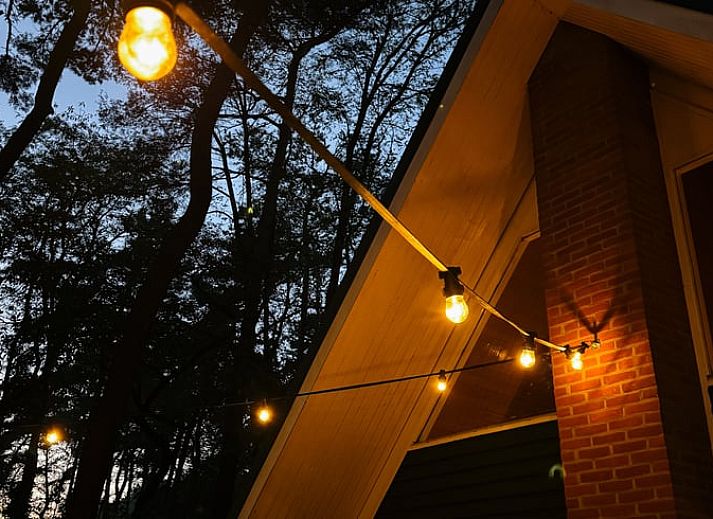 Ferienhaus in Meijel, Limburg, mit warmer Beleuchtung und modernem Fernseher im Wohnzimmer.