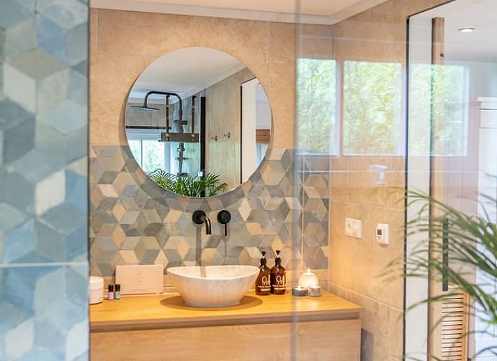 Cozy front door of Cottage in Meijel in the heart of Central Limburg.