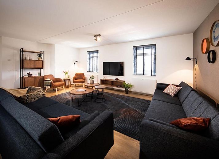 Premium Outdoor 16 vakantiehuis in Thorn, Midden Limburg, biedt een charmante stenen gevel en ruime omgeving voor een ontspannen verblijf.