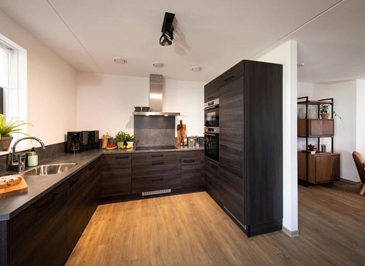 Premium Outdoor 16 vakantiehuis in Thorn, Midden Limburg, biedt een charmante stenen gevel en ruime omgeving voor een ontspannen verblijf.