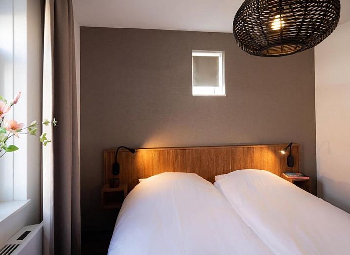 Premium Outdoor 16 vakantiehuis in Thorn, Midden Limburg, biedt een charmante stenen gevel en ruime omgeving voor een ontspannen verblijf.