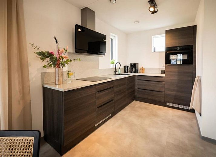 Premium Water 6 vakantiehuis in Thorn, Midden Limburg. Geniet van het terras en de groene omgeving voor een ontspannen verblijf.