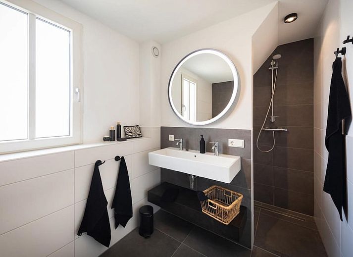 Moderne keuken in vakantiehuis Premium Water 6, Thorn, Midden Limburg, met stijlvol interieur en alle gemakken voor een comfortabel verblijf.