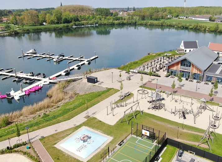 Gezellige tuin en veranda van de Vrijstaande woning in Thorn, ideaal voor familiebijeenkomsten in Midden Limburg.