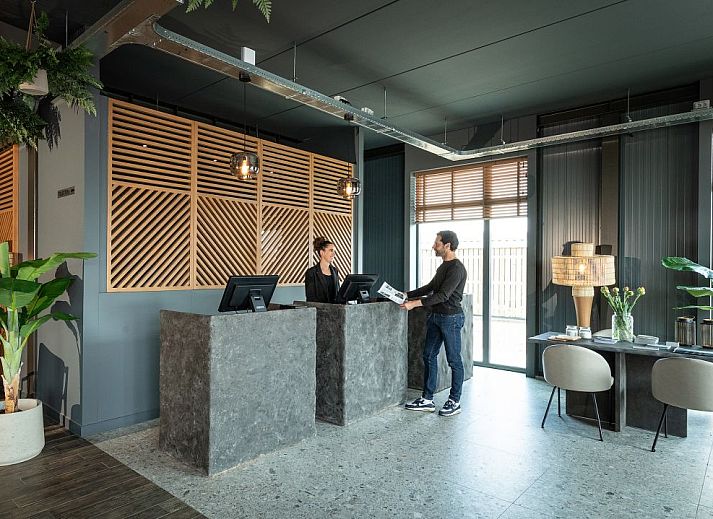 Gezellige tuin en veranda van de Vrijstaande woning in Thorn, ideaal voor familiebijeenkomsten in Midden Limburg.