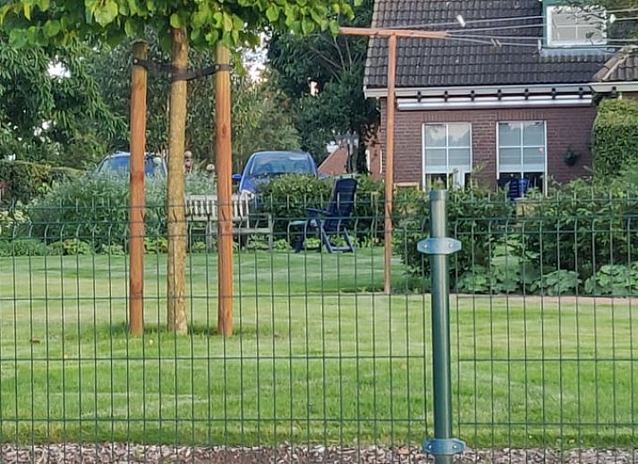 Geniessen Sie den gruenen Garten von Huisje in Kelpen-Oler, einem Ferienhaus in Mittellimburg, mit schoener Aussicht auf die Natur.