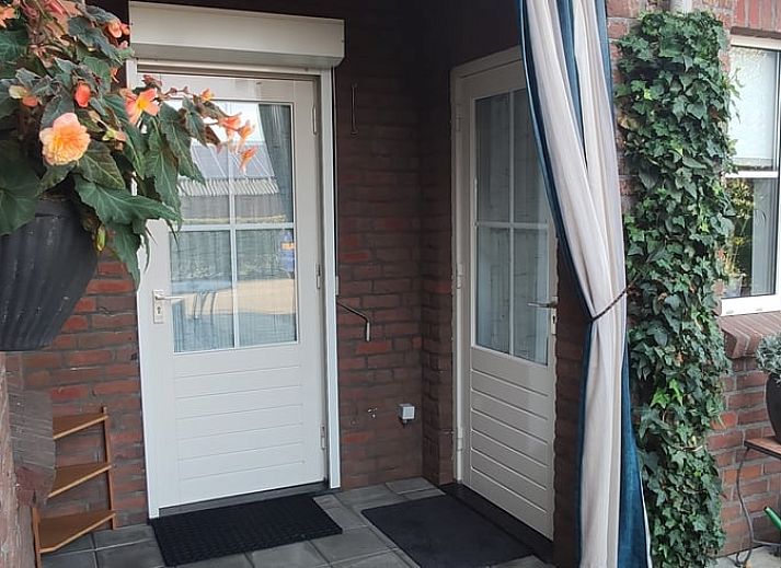 Garten im Ferienhaus in Kelpen-Oler, einem Ferienhaus in Mittellimburg, mit bluehenden Hortensien und rustikalem Charme.