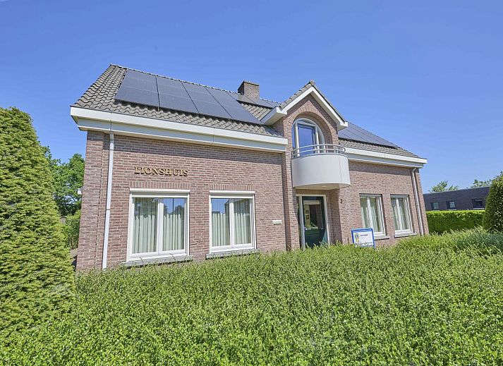 Lions house vacation home in Panningen, Limburg with beautiful garden and green surroundings.