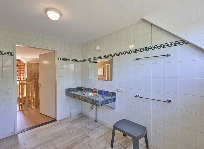 Covered terrace of Lionshuis vacation home in Panningen, Limburg overlooking the garden.