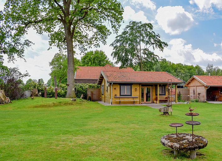 Lichte binnenruimte van Onder de oude Eik vakantiehuis in Lottum, Noord Limburg met grote ramen.