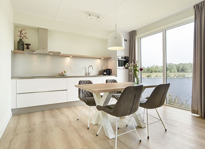 Guest house 380808 - Bungalow Noord Limburg - 4-persoons waterwoning | 4CE