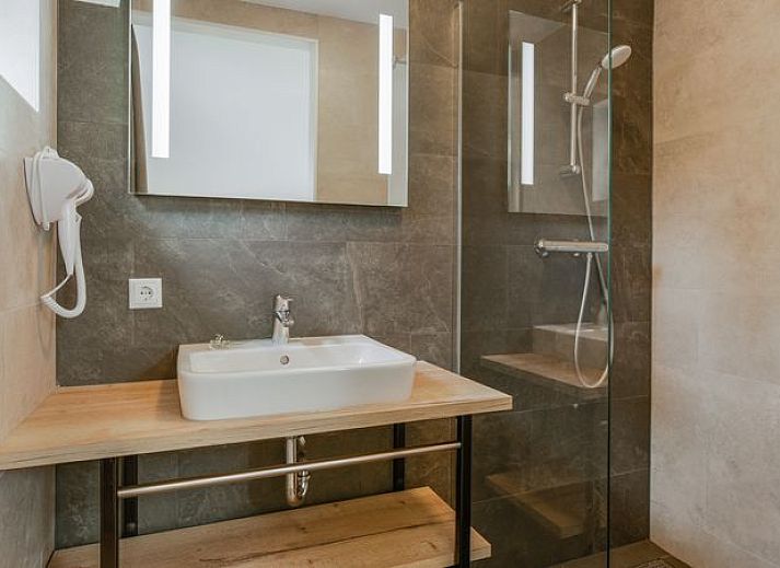 Guest house 380812 - Bungalow Noord Limburg - 6-persoons watervilla | 6CE2