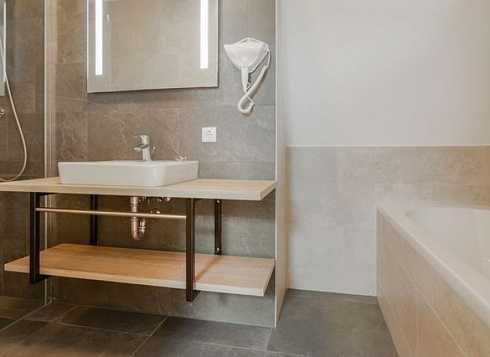 Guest house 380812 - Bungalow Noord Limburg - 6-persoons watervilla | 6CE2