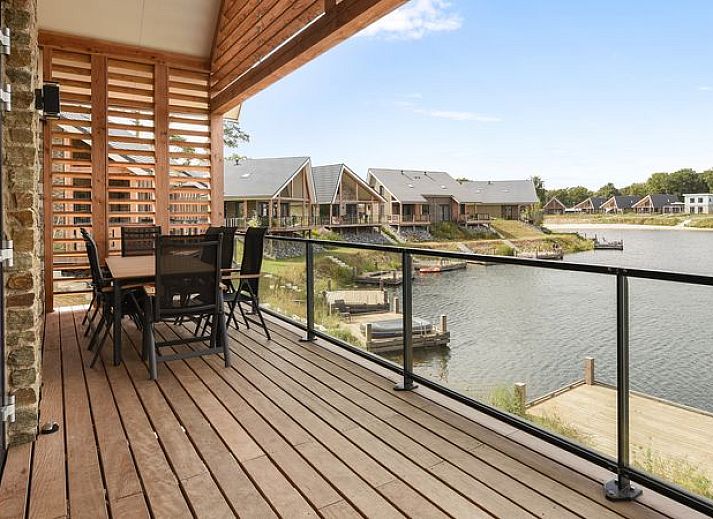 Guest house 380813 - Bungalow Noord Limburg - 8-persoons watervilla | 8CE