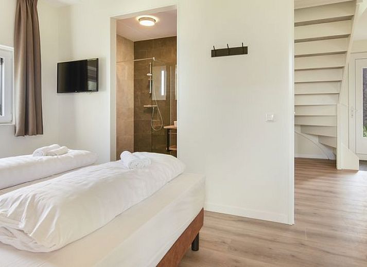 Guest house 380813 - Bungalow Noord Limburg - 8-persoons watervilla | 8CE
