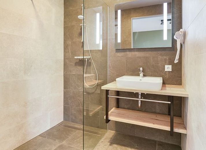 Guest house 380813 - Bungalow Noord Limburg - 8-persoons watervilla | 8CE